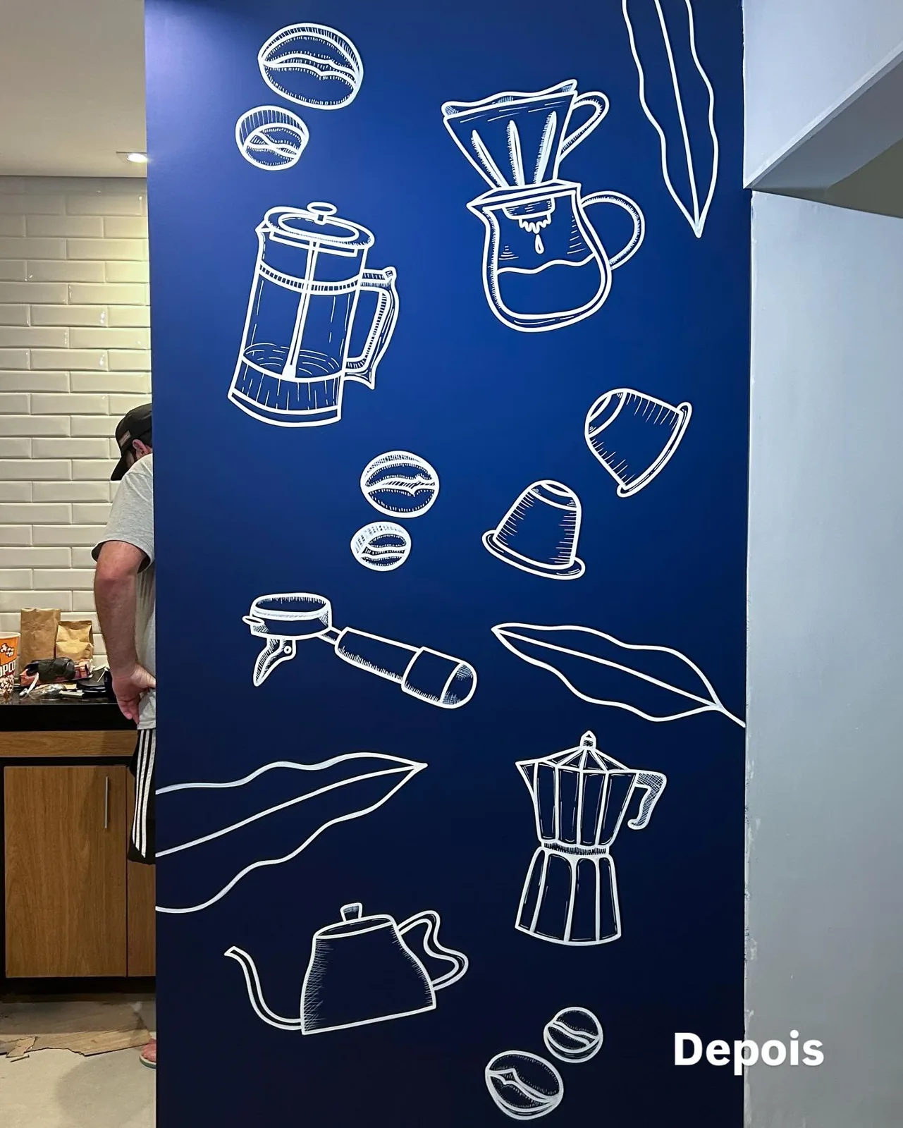 Parede azul com ilustrações de café criadas sob medida