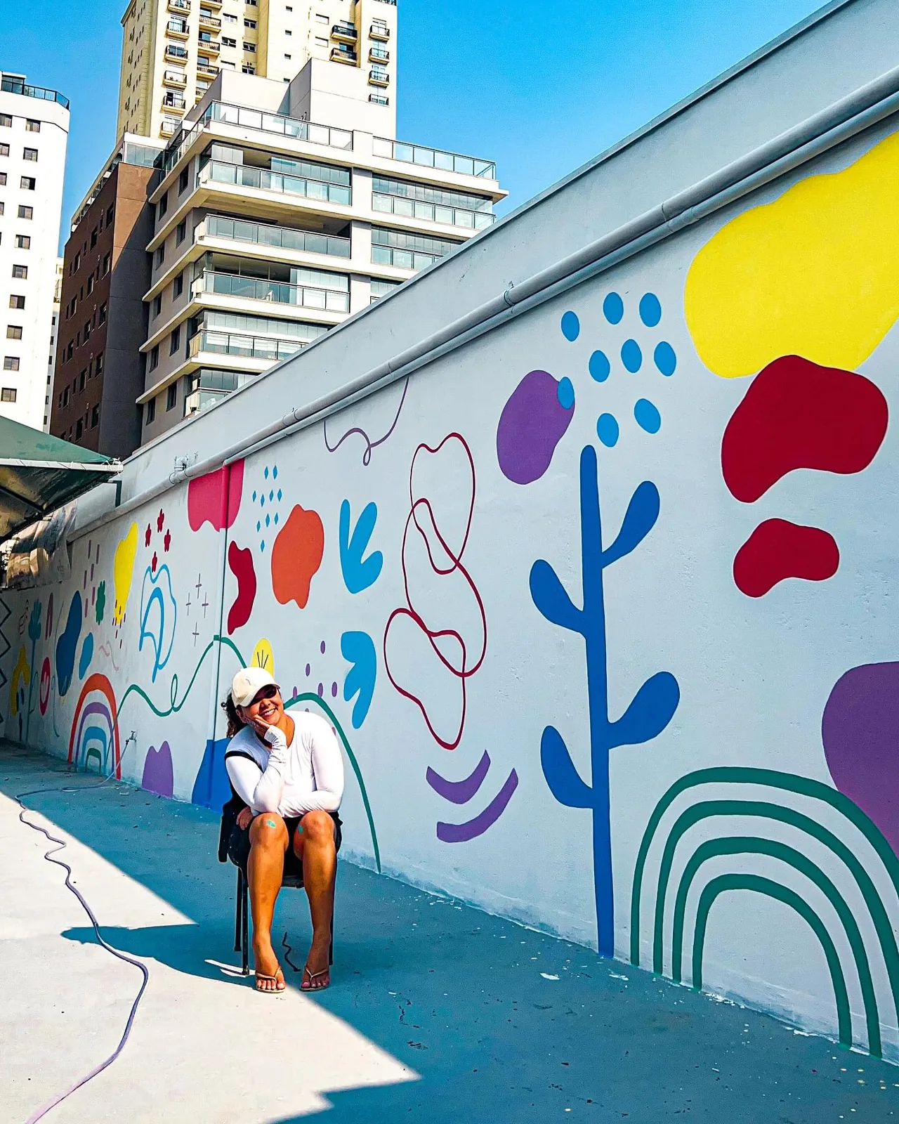 Mural externo com plantas e formas coloridas pintadas à mão