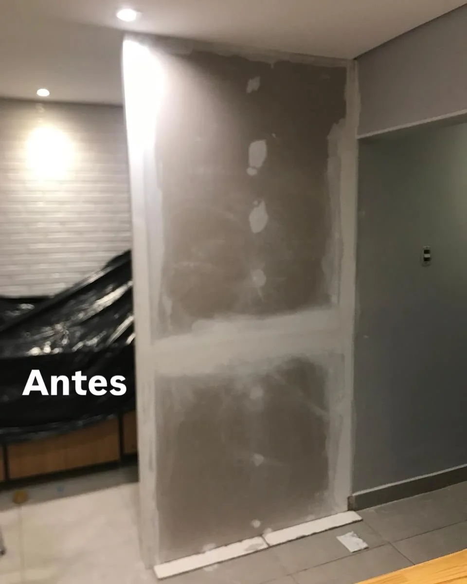 Parede em preparação antes de receber as ilustrações de café